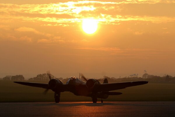 Bombardero británico Bristol en medio de la puesta de sol