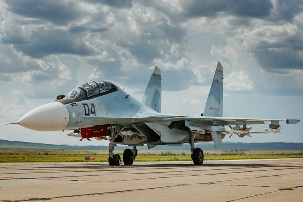 Avion russe su-30 sur béton avec des missiles