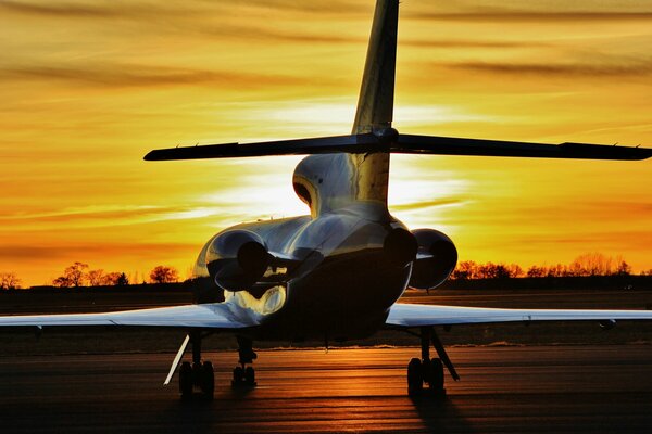 Odrzutowy Dassault falcon na lotnisku o zachodzie słońca