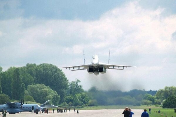 Vuelo bajo del caza militar MIG-29