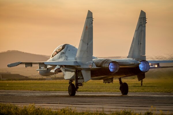 Russisches Su-30-Flugzeug vor dem Start Rückansicht