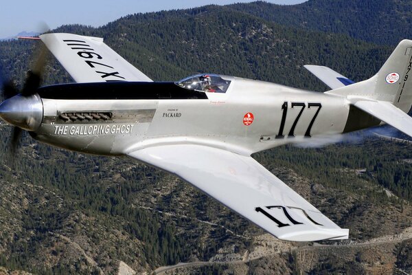 Fascinante vuelo de aviones de combate sobre las montañas