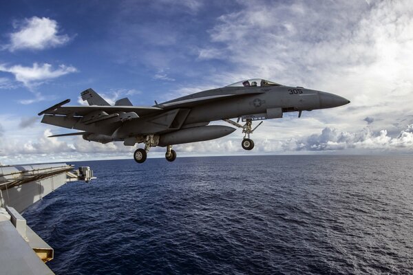 Avion de chasse militaire au-dessus de l eau