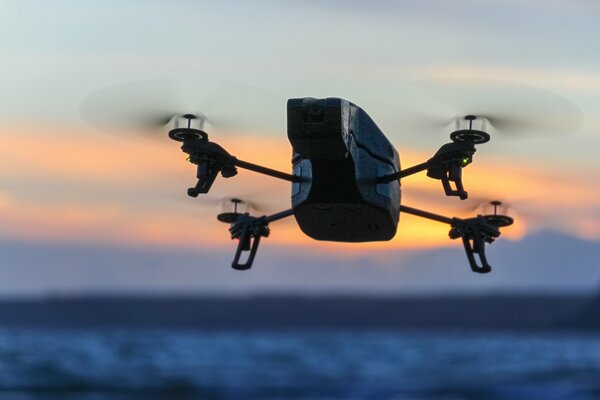 Drone quadricoptère dans le ciel