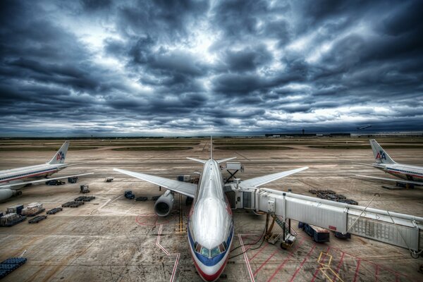 Samolot pasażerski na lotnisku na tle burzowego nieba