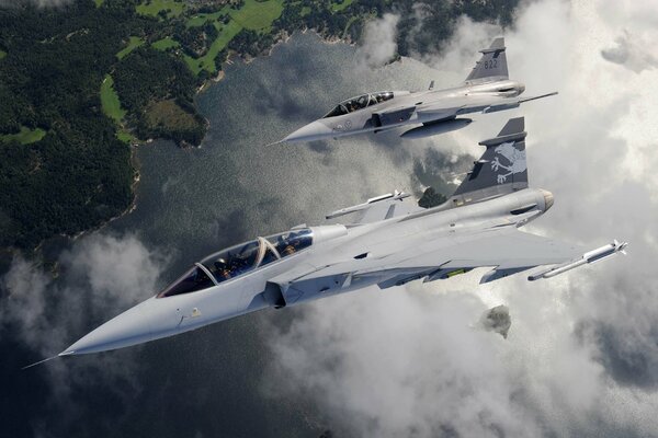 Vol panoramique des avions de chasse jas 39 au-dessus du paysage