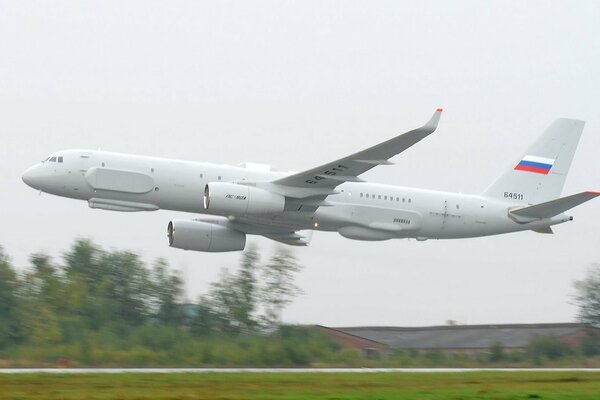 Das Flugzeug tu-214 fliegt ohne Chaussi sehr tief über dem Boden