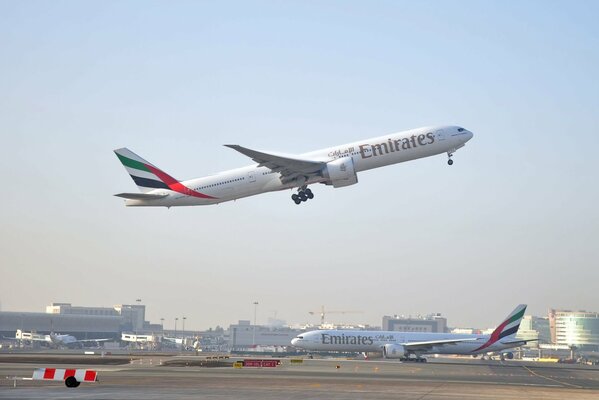 Decollo di un aereo a reazione passeggeri