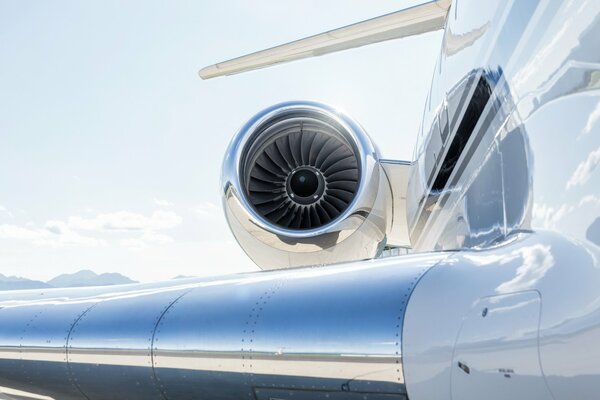 Ein buntes, helles Bild des Flugzeugflügels. Luftfahrt