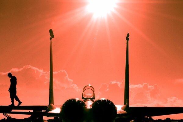 Myśliwiec człowiek na skrzydle słońce w filtrze aranżacyjnym