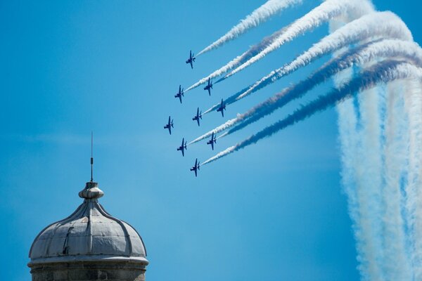 Spectacle dans le ciel les avions vont coin laissant des bandes