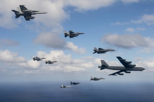 Lot samolotów wojskowych w rzędzie na niebie