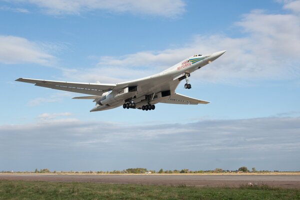 Naddźwiękowy bombowiec strategiczny Tu-160 na starcie