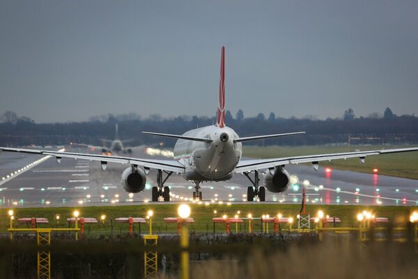 Avión de pasajeros en la pista