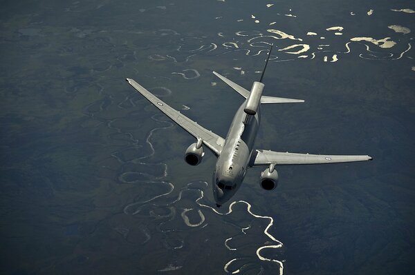 Langer Fluss unter dem Flugzeug