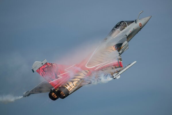 Multipurpose fighter Rafale cleaves the sky