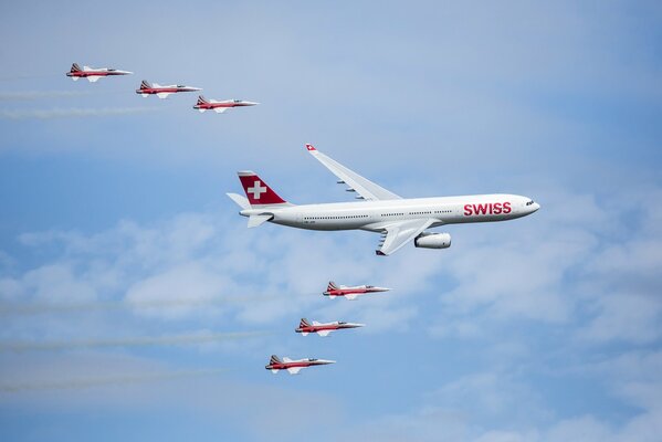 Un avion Suisse Airbus A350 vole dans le ciel