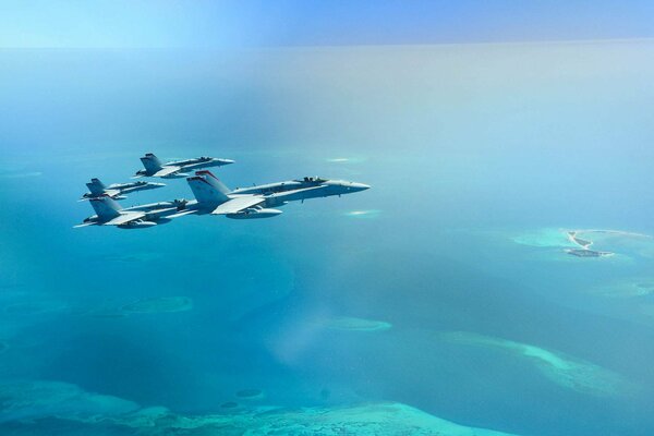 Военные Истребители fa-18 в воздухе над океаном