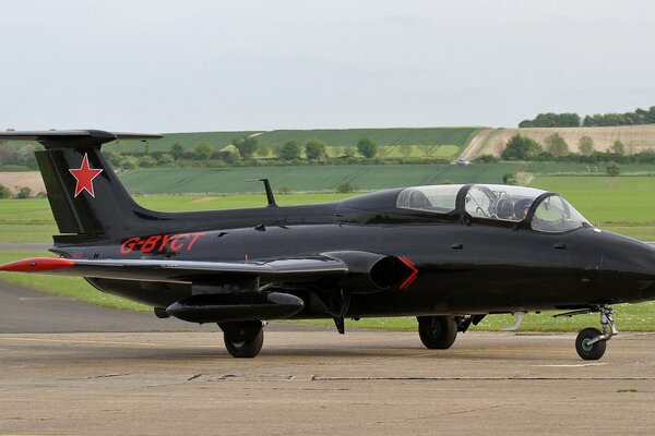 Avion russe noir sur la piste