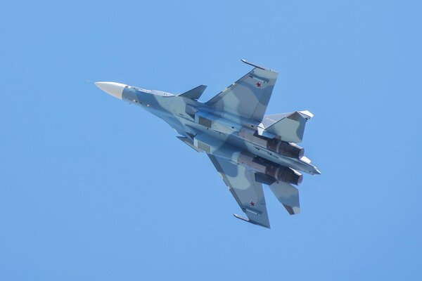 Avion russe su-30 en vol vue de dessous