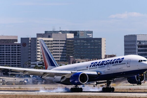 Passagierflugzeug landet am Flughafen