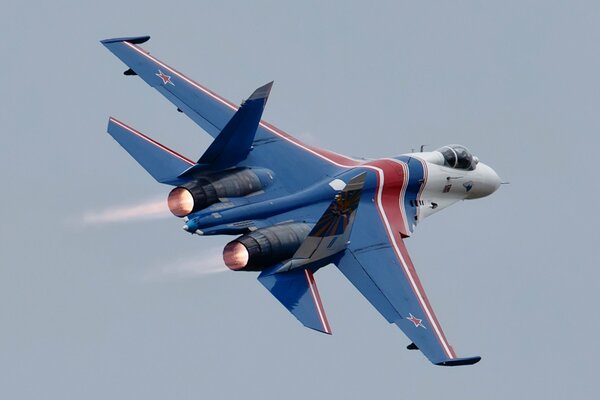 Lot myśliwca Su-27 na szarym niebie