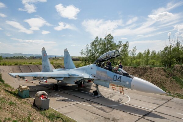 Das su-30-Flugzeug steht auf der Landebahn