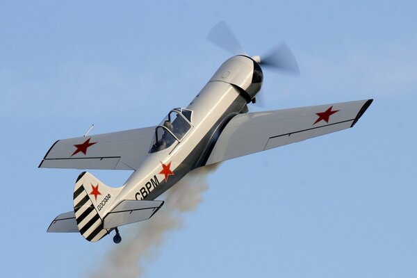 Avión de entrenamiento soviético YAK - 50 en vuelo