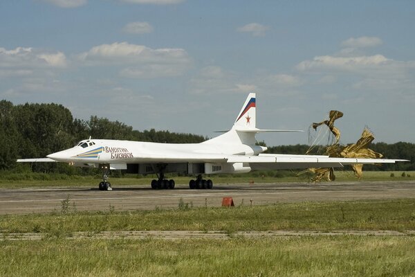 Atterrissage d un bombardier-fusée stratégique supersonique tu-160