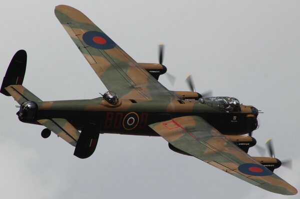 Bombardier lourd quadrimoteur Avro Lancaster