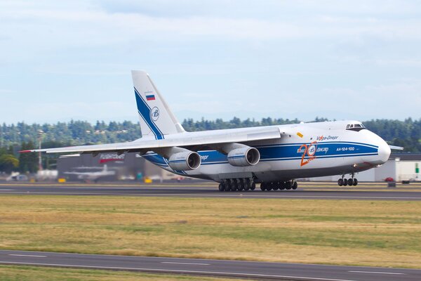 Avión an-124 en el aeropuerto antes de la salida