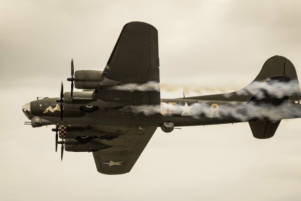 Четырехмоторный бомбаДировщик Boing B-17 псевдоним - летающая крепость