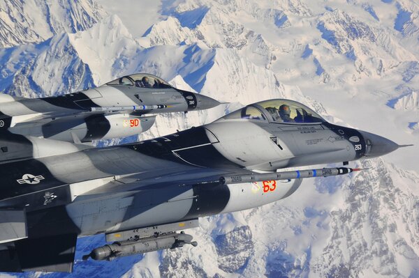 Les combattants Fighting Falcon volent dans une paire