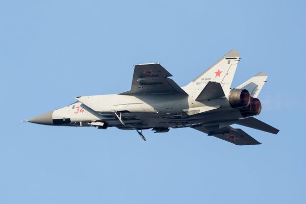 Caccia biposto MiG-31 su uno sfondo di cielo blu