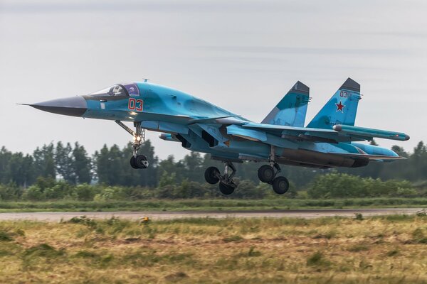 Despegue de un caza bombardero su-34 sobre el aeródromo