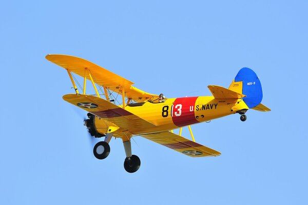 Gelbes Flugzeug am blauen Himmel