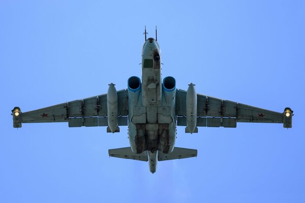 Un avion d attaque subsonique blindé su-25 vole dans le ciel bleu