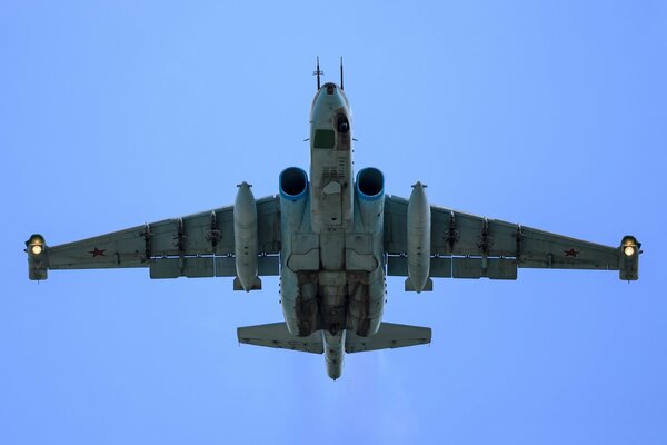 L aereo da attacco subsonico corazzato su-25 vola nel cielo blu