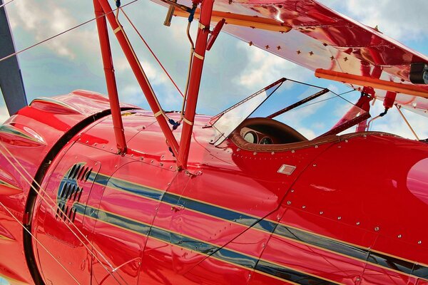 Rote Doppeldecker-Kabine und Wolken