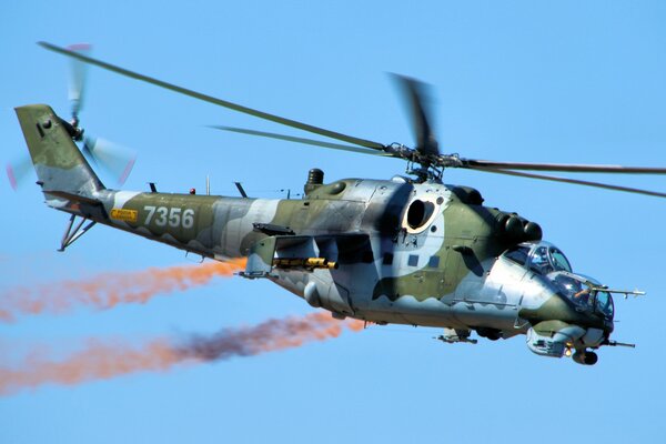 Transporte y combate mi-24V en el cielo con pintura