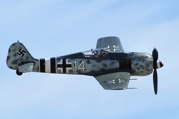 Combattant fasciste avec pilote à l intérieur sur fond de ciel bleu