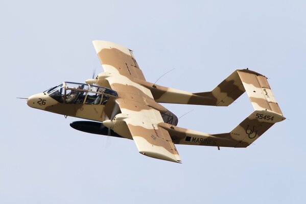 El avión de ataque ov-10 bronco vuela en el cielo durante el día