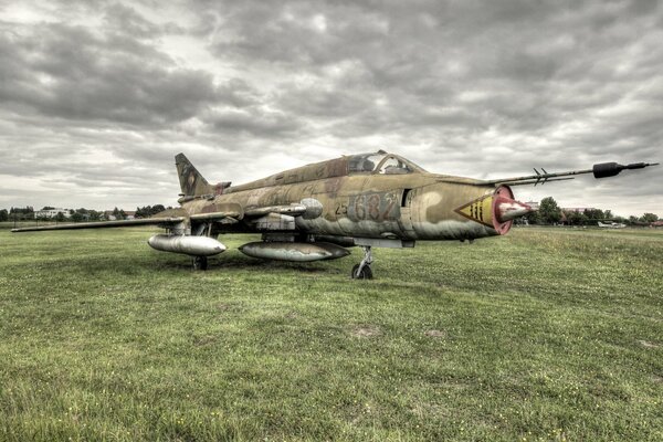 Militärische mig ii Flugzeug auf Himmelshintergrund