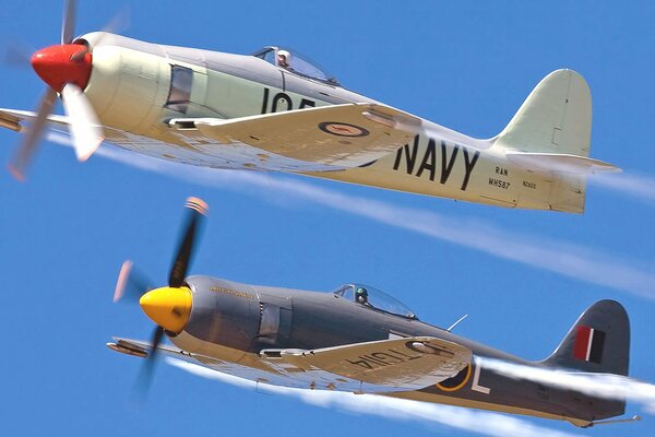 Desfile de aviones de combate con hélices en el cielo