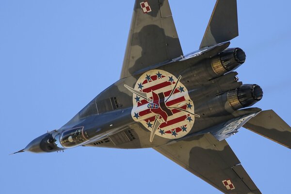 Mehrzweckjäger mig-29a am Himmel führt ein Manöver durch