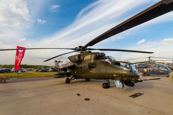 Hélicoptère militaire mi-35 à l aérodrome