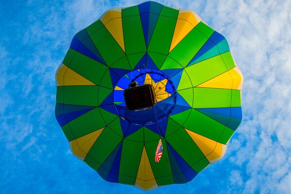 Globo en las nubes del cielo