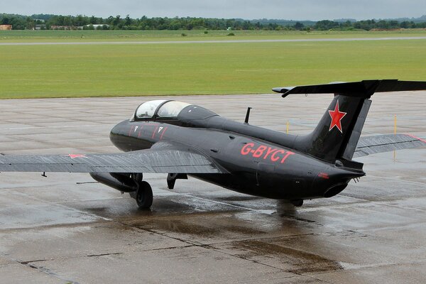 Avión de entrenamiento negro l-29