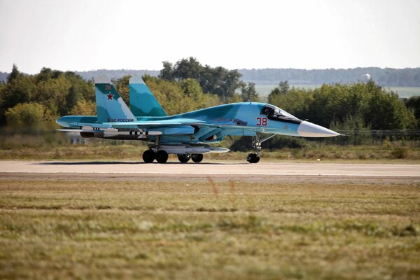 Myśliwiec bombowiec Su-34 na pasie startowym