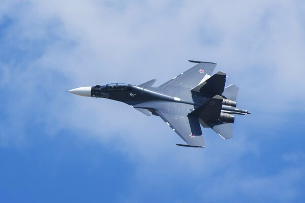 Su 30 cm caccia multiruolo dimostra volo nel cielo